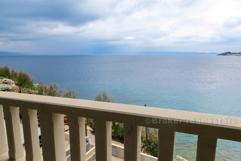 La maison, la première rangée de la mer, une vue unique