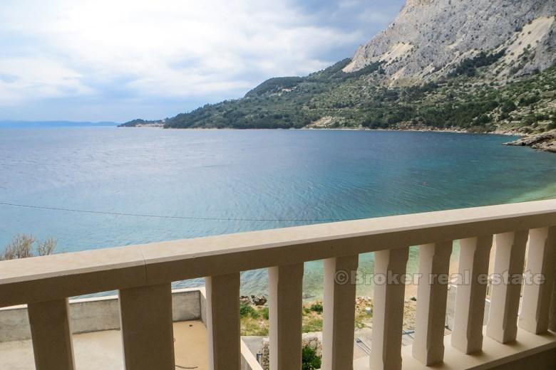 La maison, la première rangée de la mer, une vue unique