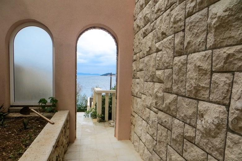La maison, la première rangée de la mer, une vue unique
