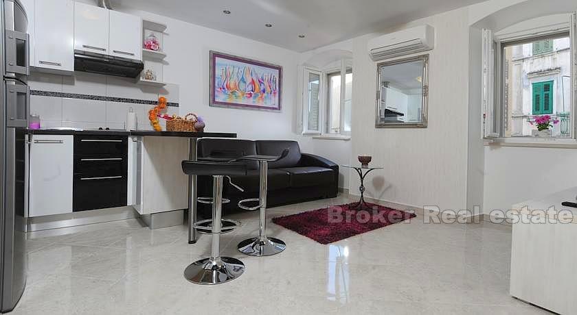 Apartman u centru grada, blizina rive i mora