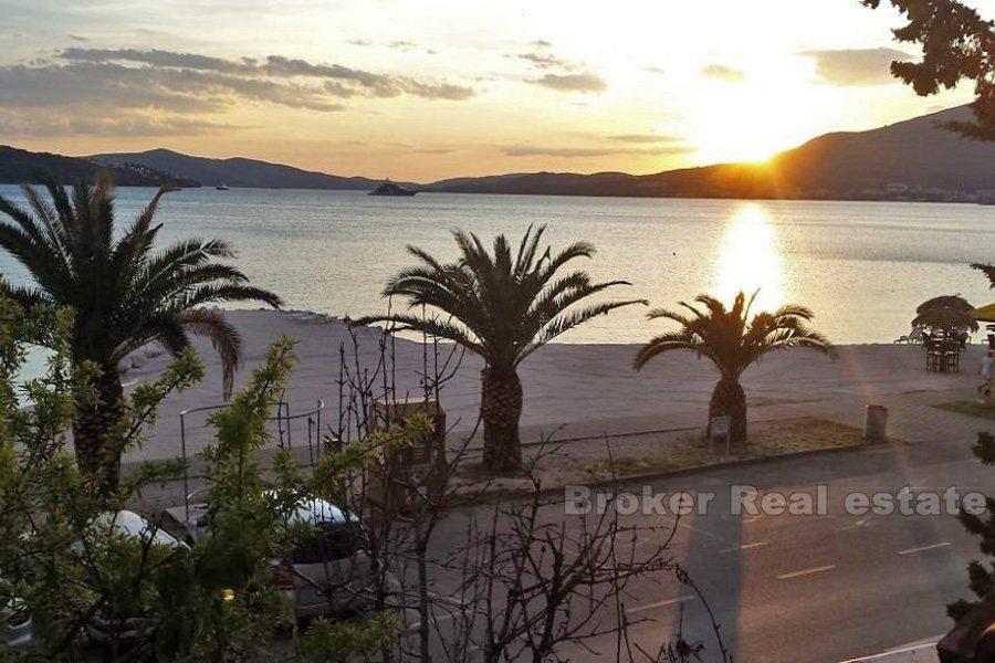 Attraktiv eiendom i første rad til sjøen, til salgs