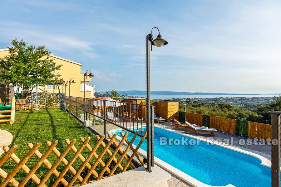 Villa med basseng og havutsikt
