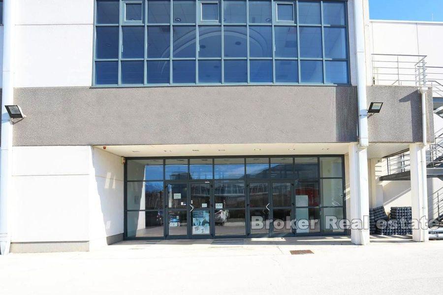 Edificio per mostre e uffici commerciali