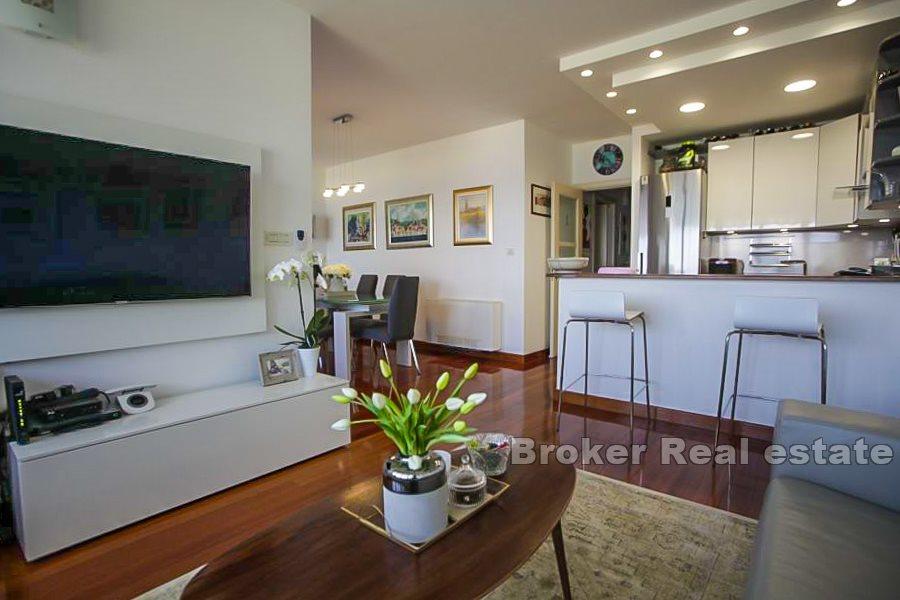 Dvosoban apartman, prvi red do mora