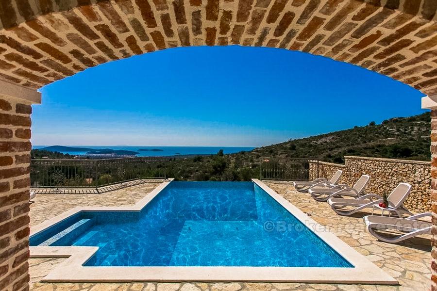 Middelhavet villa med panoramautsikt, til salgs