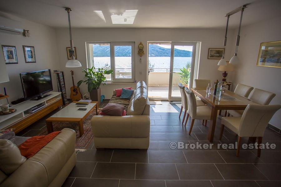 Maison au premier rang de la mer