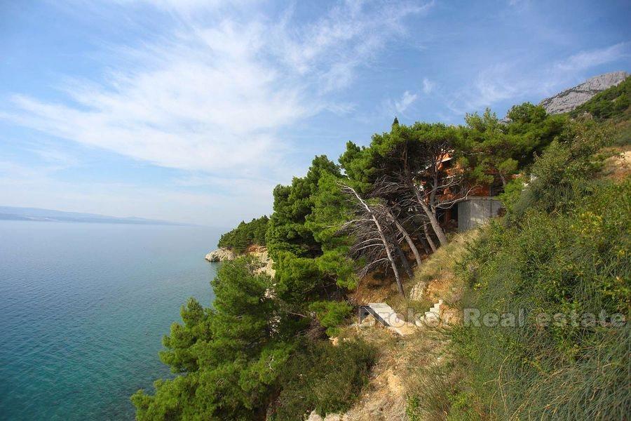 Maison inachevée dans la première rangée de la mer