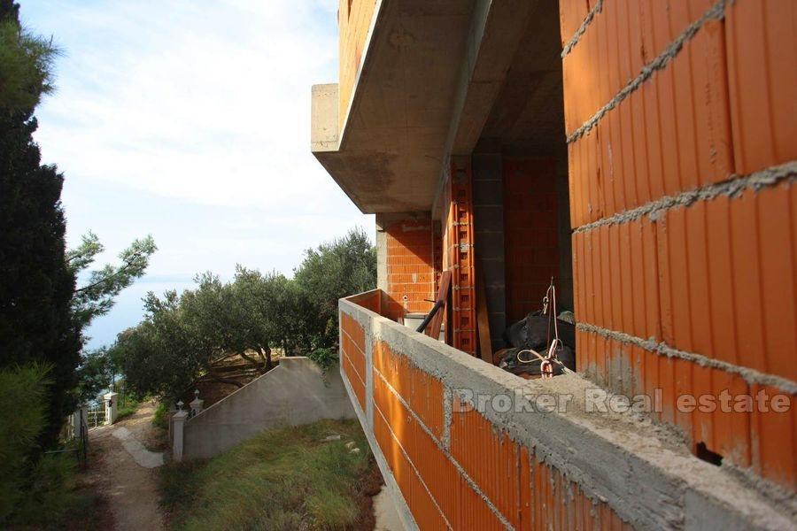 Maison inachevée dans la première rangée de la mer