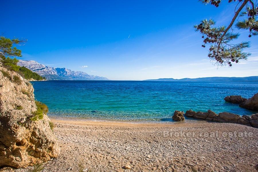 Attractive land plot by the sea, for sale