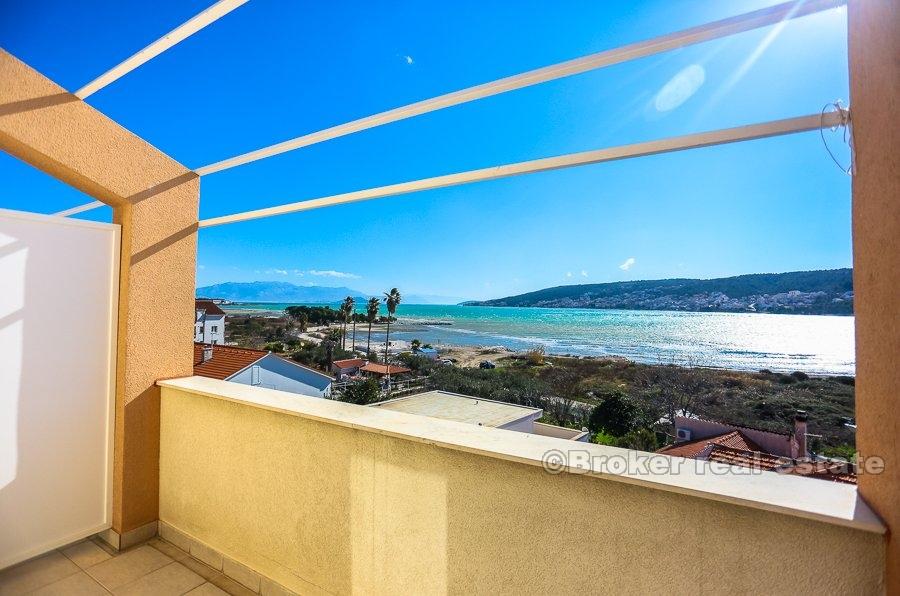 Bâtiment commercial avec vue sur la mer
