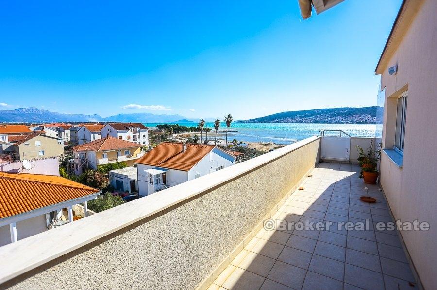 Bâtiment commercial avec vue sur la mer