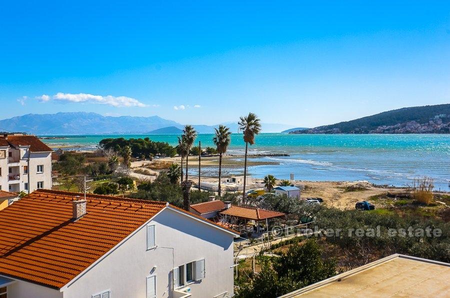 Bâtiment commercial avec vue sur la mer