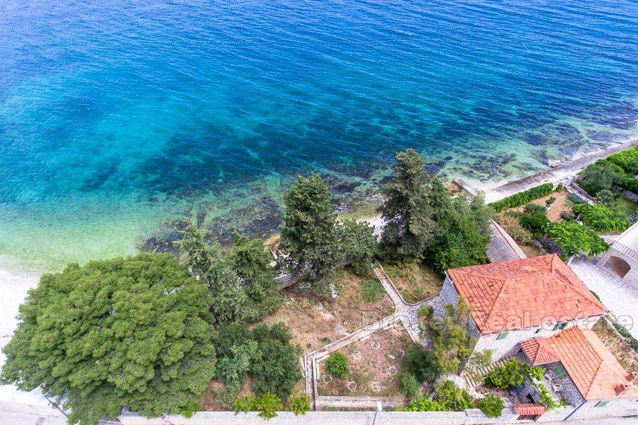 Charming old stone villa first row to the sea