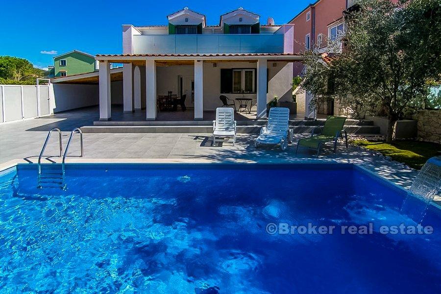 Semi-detached villa with pool, second row from the sea