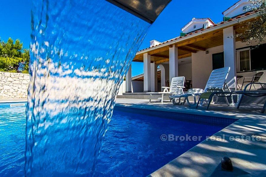 Semi-detached villa with pool, second row from the sea