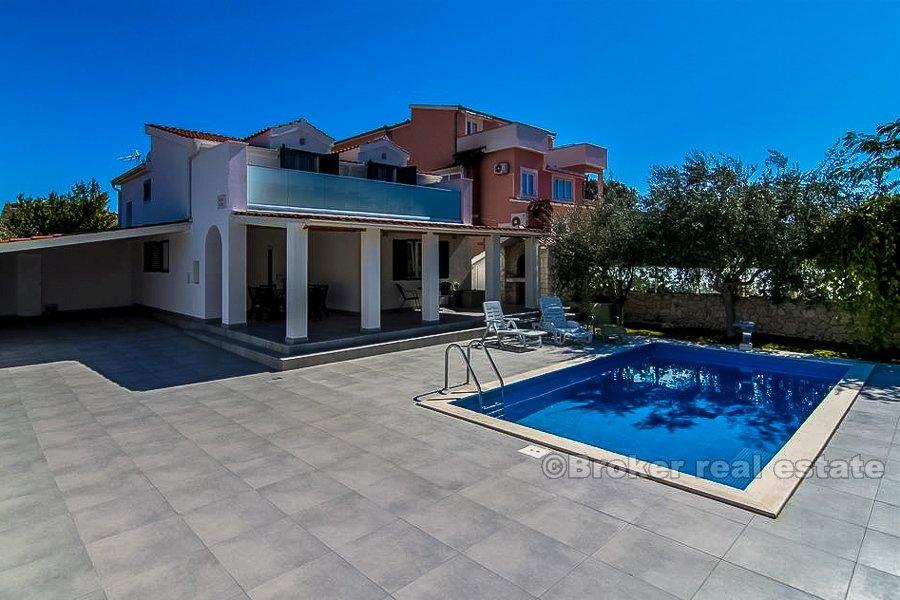Semi-detached villa with pool, second row from the sea