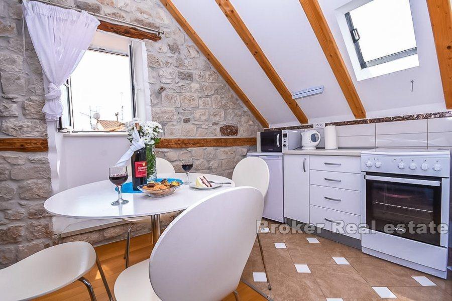 Steinhus med leiligheter til salgs