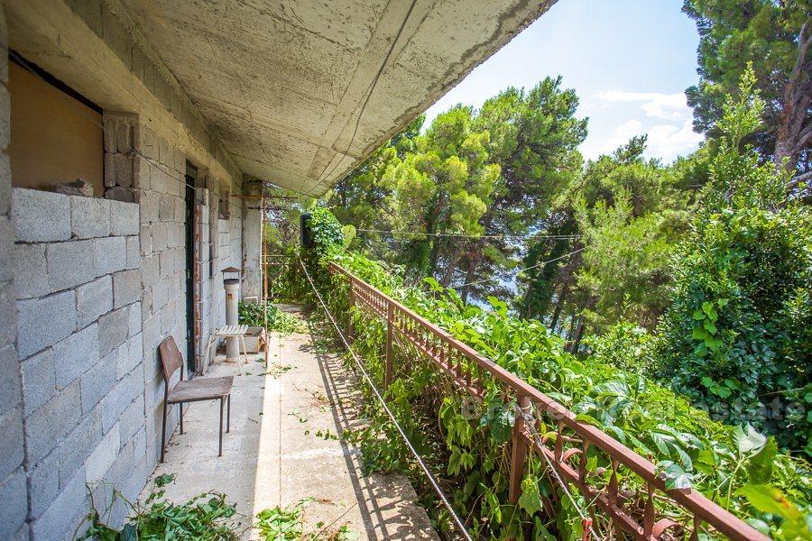 Belle maison inachevée avec vue mer