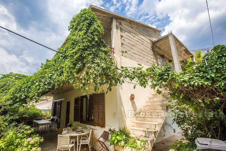 Belle maison inachevée avec vue mer