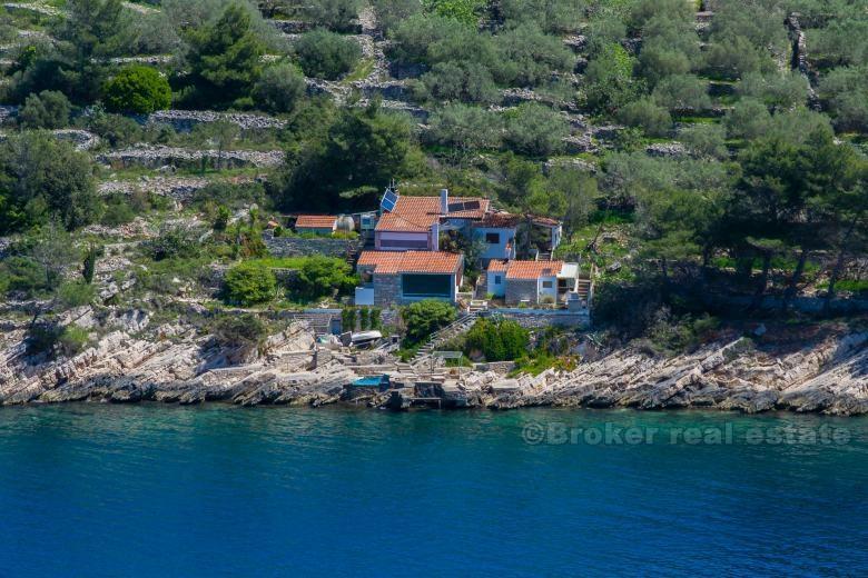 Hus / villa med separate leiligheter, første rad til sjøen for salg