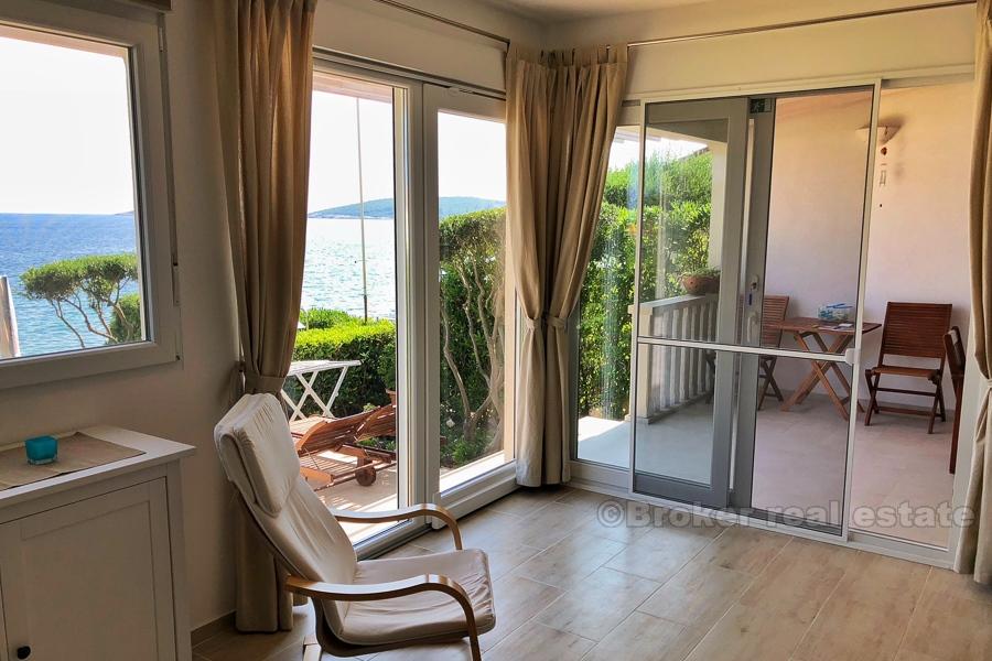 Deux excellentes propriétés, première rangée à la mer
