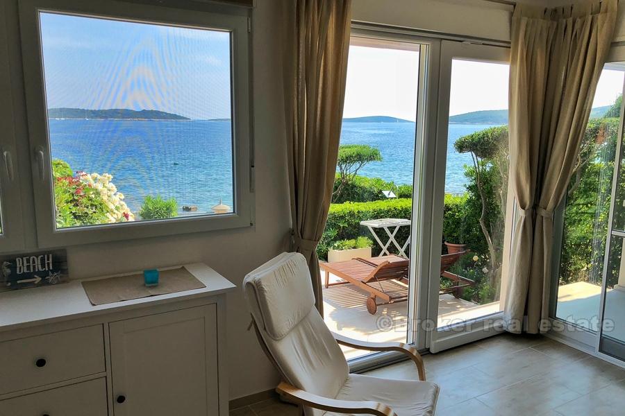 Deux excellentes propriétés, première rangée à la mer