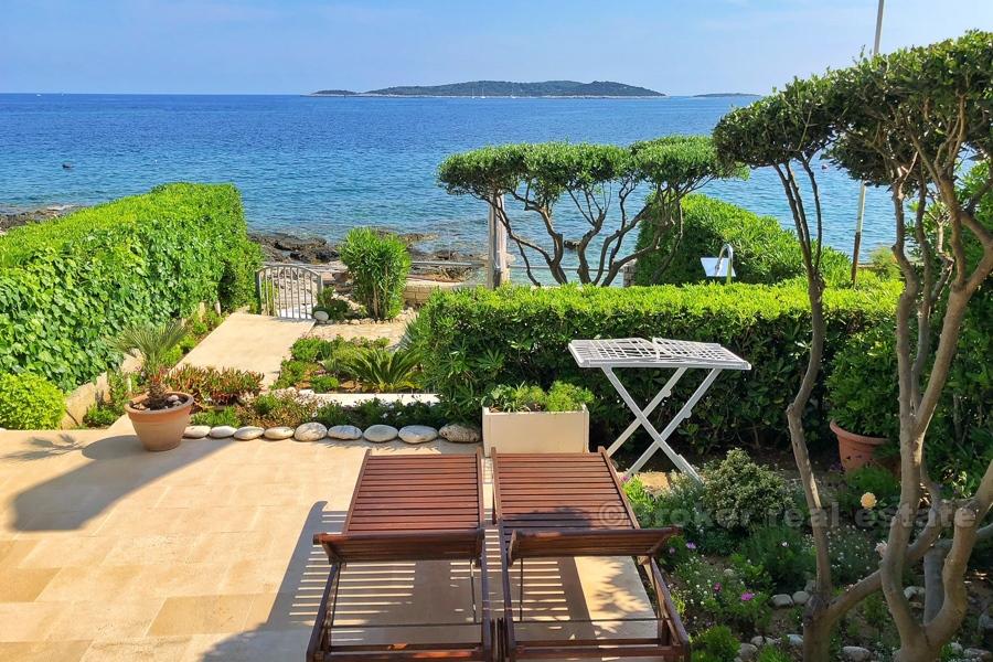 Deux excellentes propriétés, première rangée à la mer