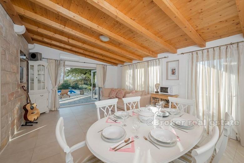 Maison / villa avec piscine, première rangée de la mer