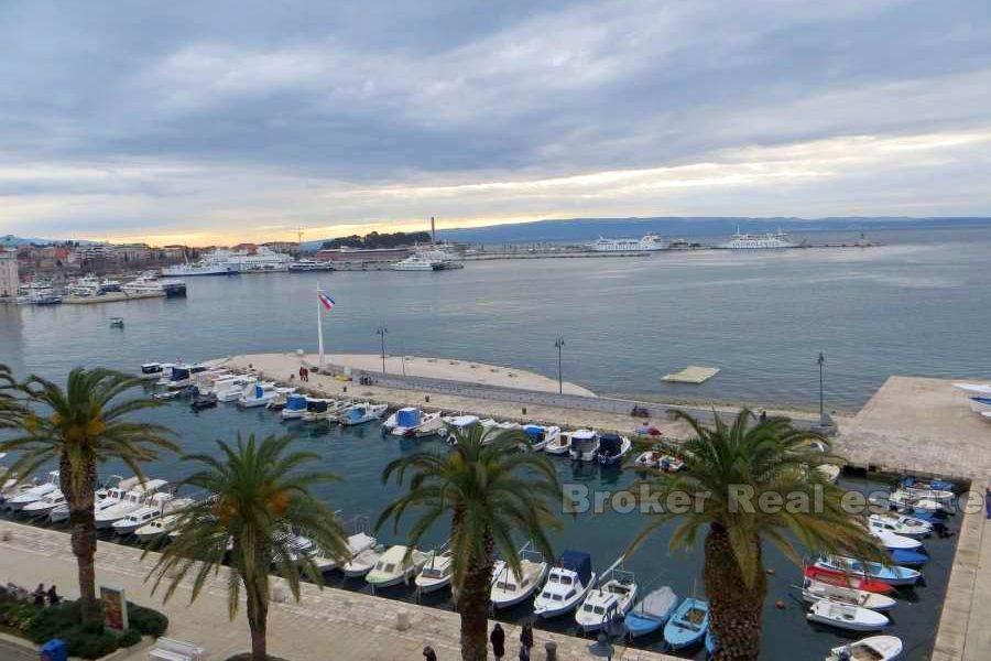 Appartement dans une position unique, première rangée de la mer