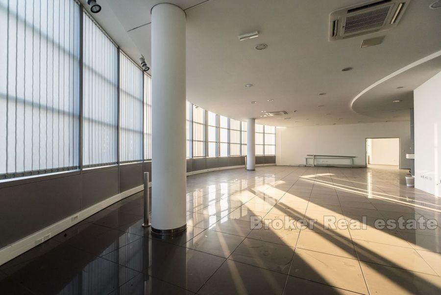 Decorated commercial space, for rent