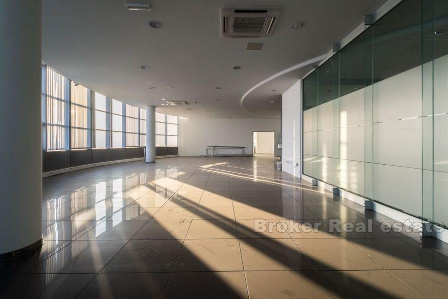 Decorated commercial space, for rent
