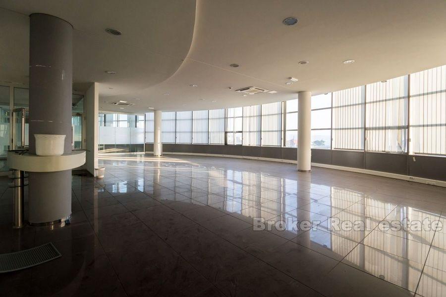 Decorated commercial space, for rent