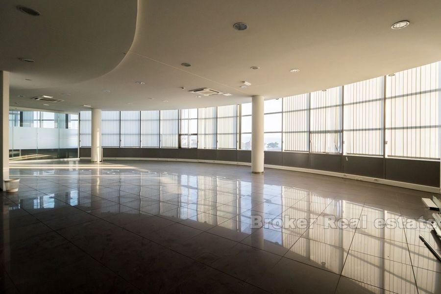 Decorated commercial space, for rent