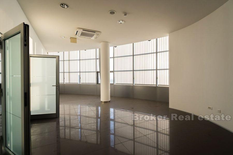 Decorated commercial space, for rent