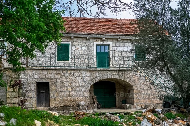 Maison en pierre dalmate, à vendre