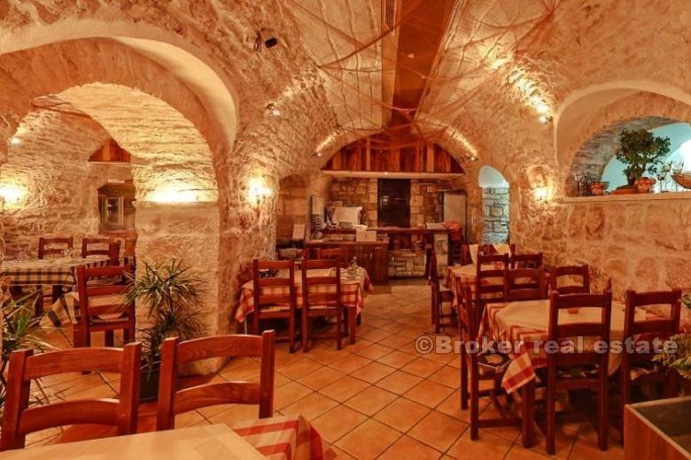 Restaurant, première rangée de la mer