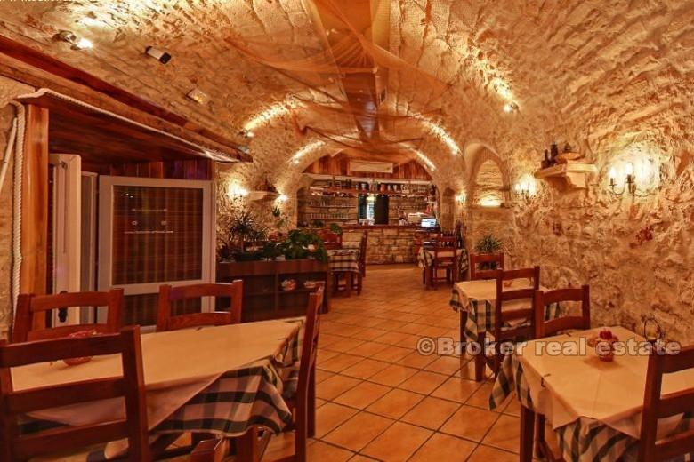 Restaurant, première rangée de la mer