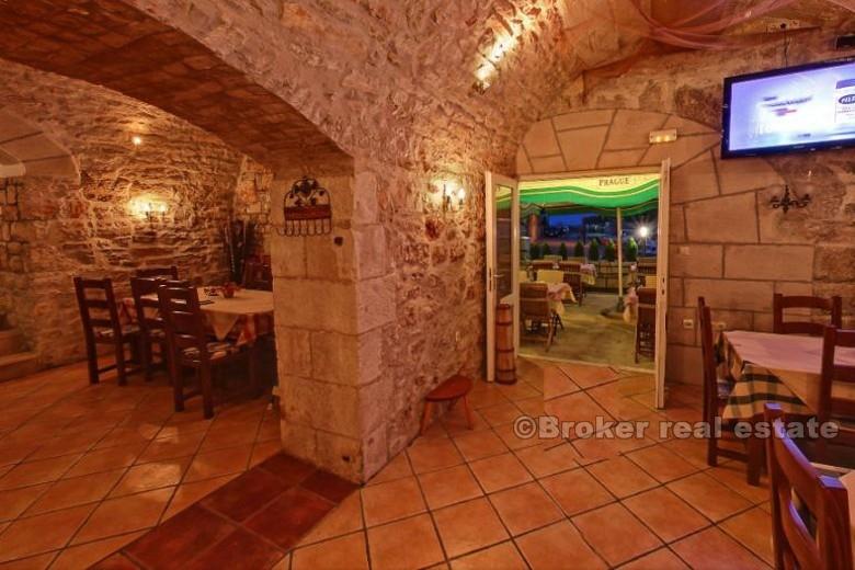Restaurant, première rangée de la mer