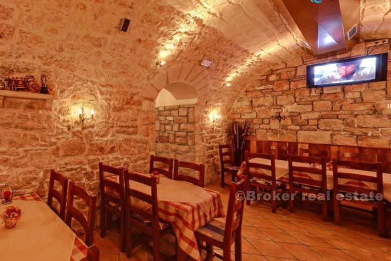 Restaurant, première rangée de la mer