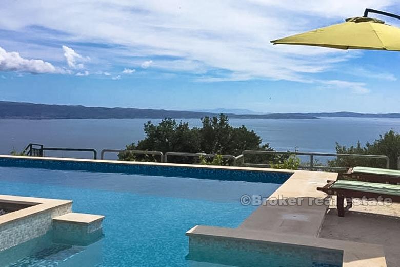 Renovert villa med panoramautsikt, til salgs