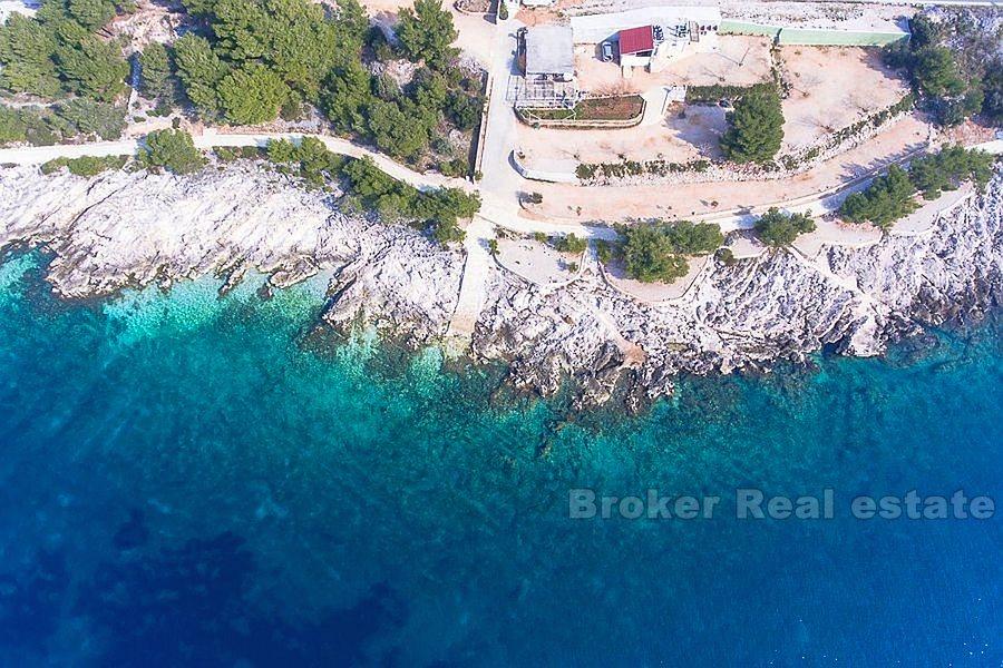 Terrain avec une maison à un étage, première rangée de la mer