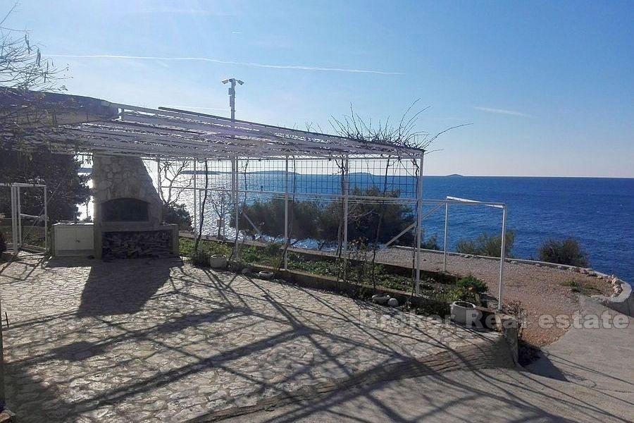 Terrain avec une maison à un étage, première rangée de la mer