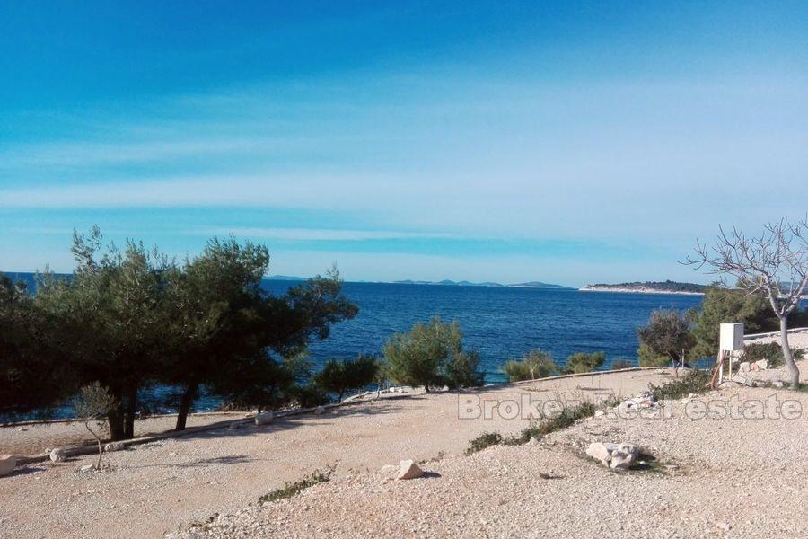 Terrain avec une maison à un étage, première rangée de la mer