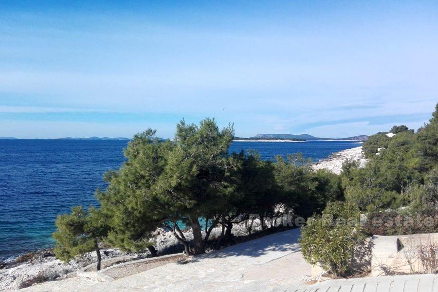 Terrain avec une maison à un étage, première rangée de la mer