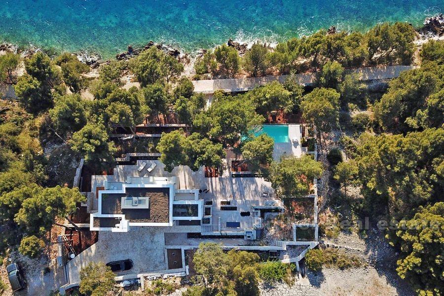 Jolie villa première rangée de la mer à vendre