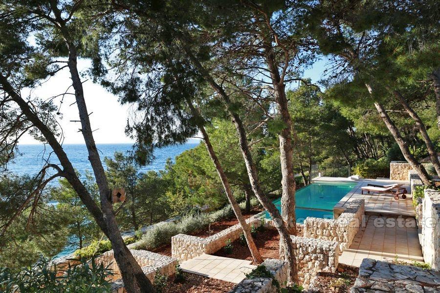 Jolie villa première rangée de la mer à vendre