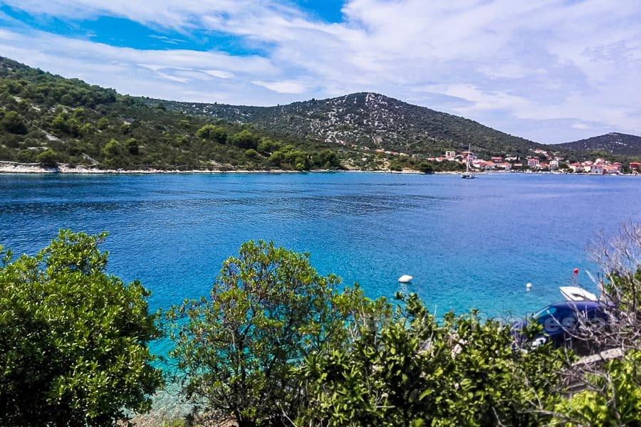 Belle maison en construction, première rangée de la mer