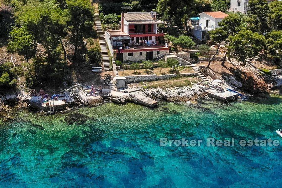 Дом 3 этажа, первый ряд от моря