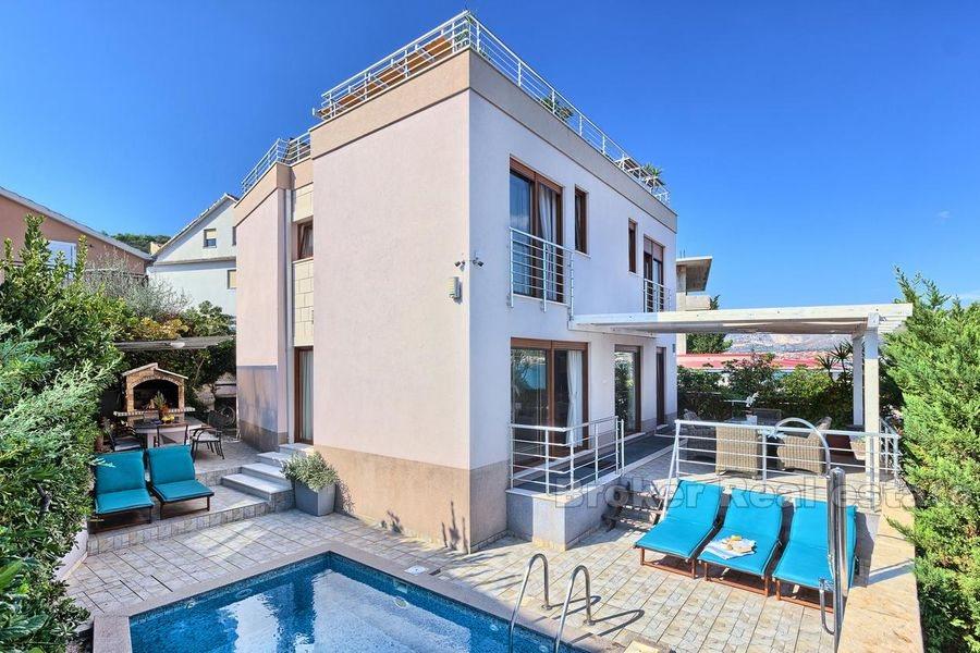 Villa unique située au premier rang de la mer