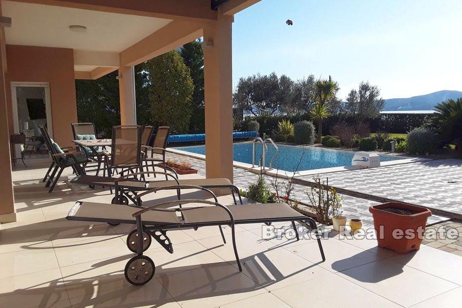 Villa avec piscine, première rangée de la mer